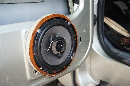 Подсоединение акустических колонок в двери автомобиля