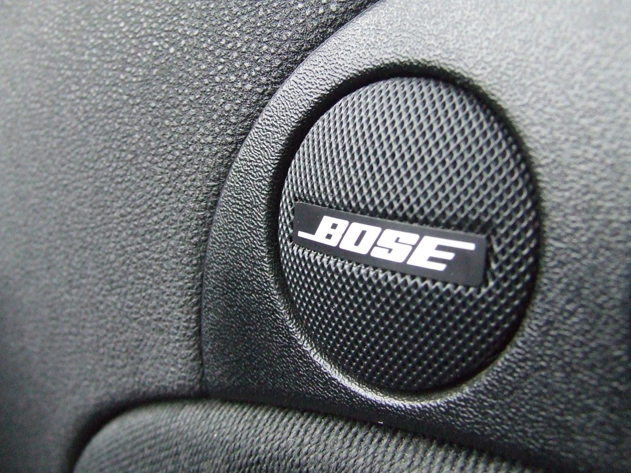 Bose авто. Автомобильная акустика Bose. Аудиосистема Bose в машину. Bose колонки в машину. Bose корпусные колонки в авто.