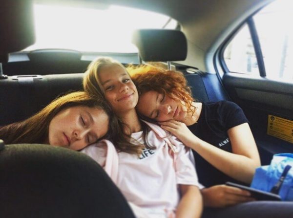 Катя Адушкина в машине с подругами