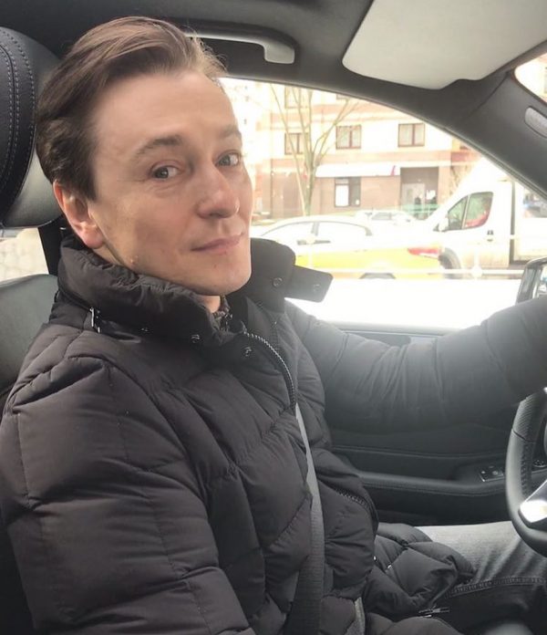 Сергей Безруков в машине