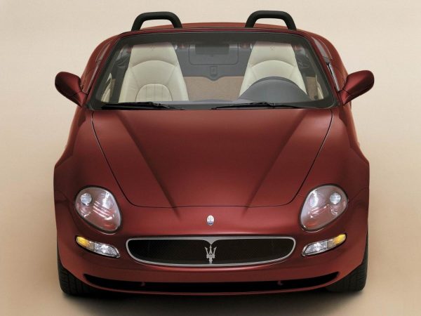 Вид спереди автомобиля Maserati Spyder Cambio