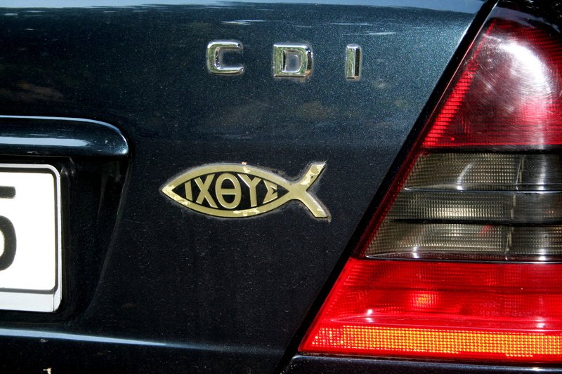 Рыба на автомобиле: в чём смысл символа и можно ли его использовать