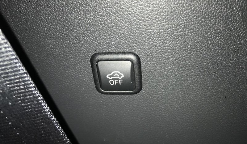 Зачем нужна небольшая кнопка на средней левой стойке и почему её не стоит нажимать без необходимости