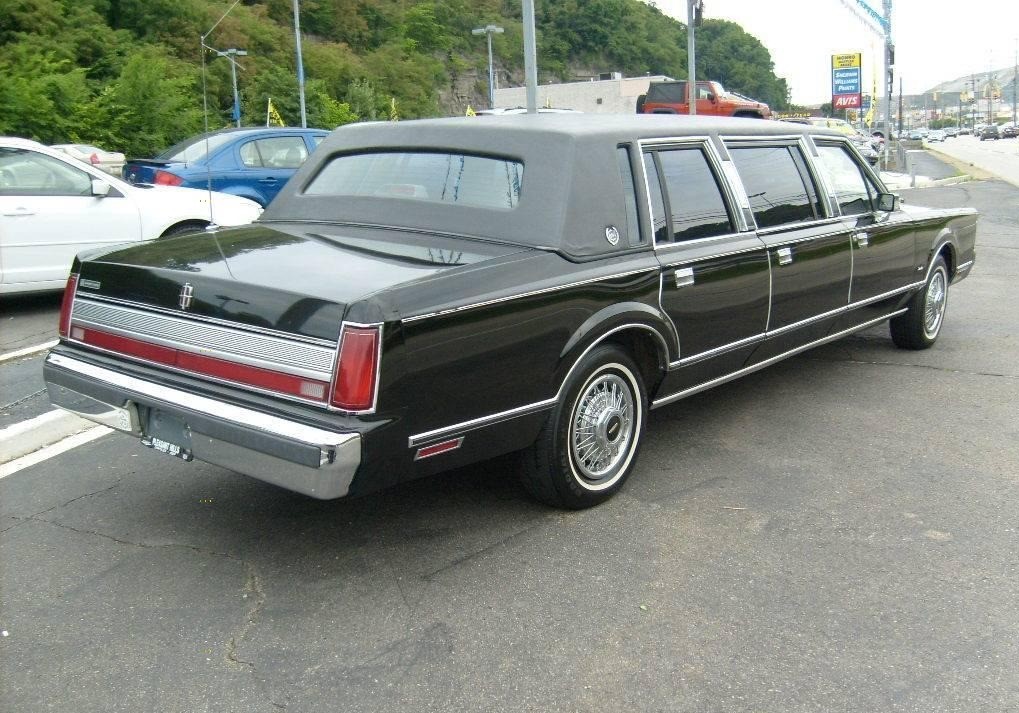 Ала автомобиля. Lincoln Town car Limousine 1988. Линкольн Таун кар 1988. Lincoln Town car 1989 лимузин. Линкольн Town car 1988.