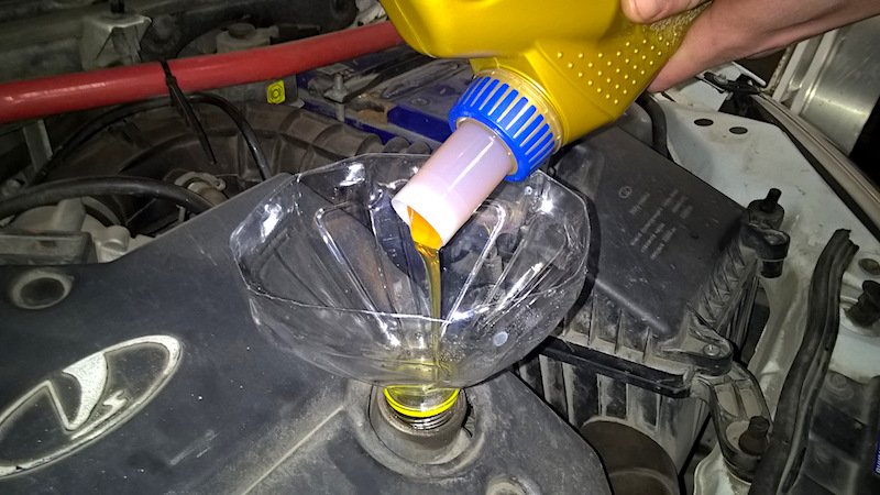 Как аккуратно залить масло в двигатель без воронки